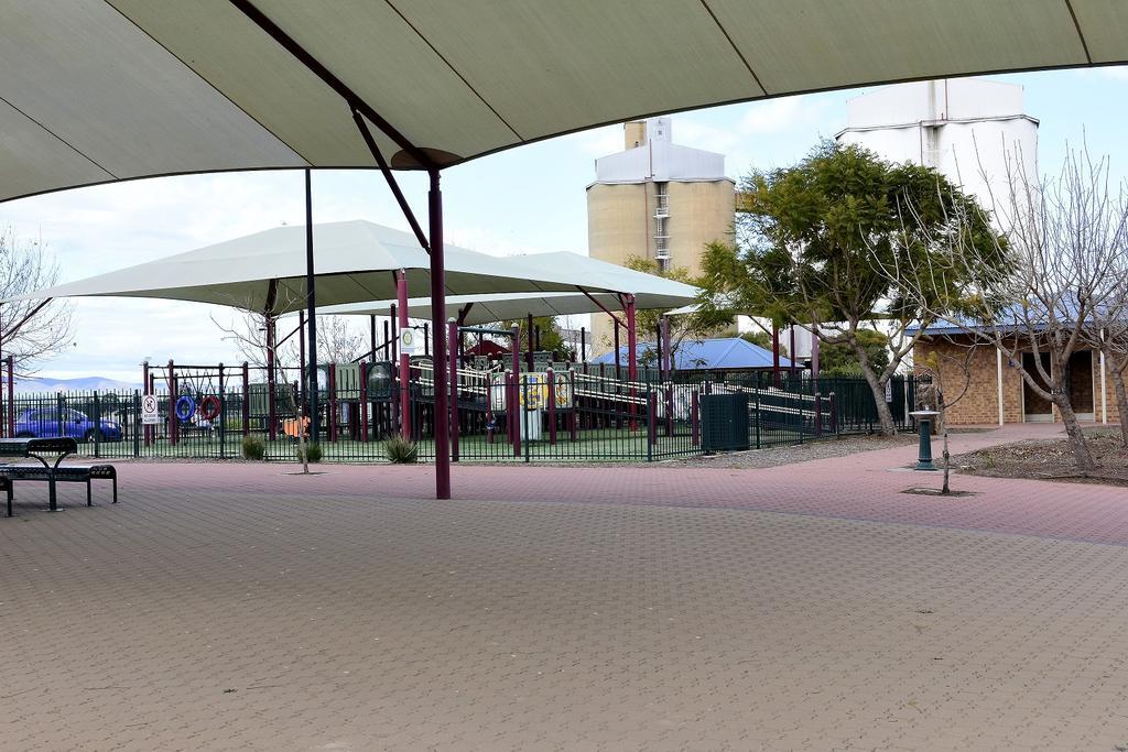 بورت بيري Travelway Motel المظهر الخارجي الصورة
